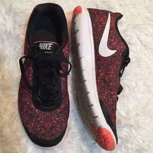 🌵BOGO🌵Nike flex experience black & coral sneaker